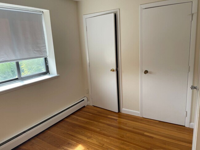 Building Photo - Top floor sunny Modern Spacious 2 bed with...