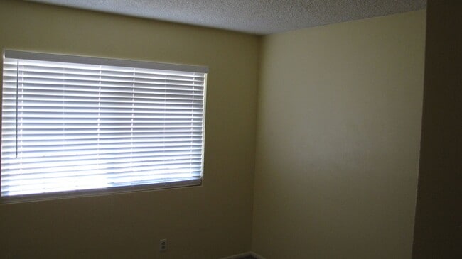 Building Photo - NOR 3 bedroom 2 bath