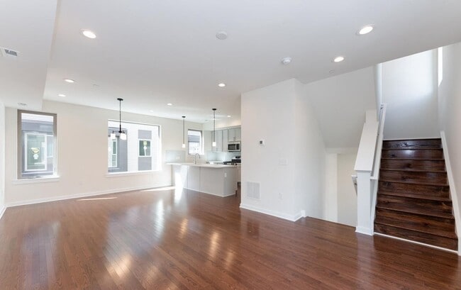 Building Photo - Luxurious 3-Bedroom Townhouse with Roofdeck and Parking in Fishtown! Available NOW!