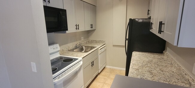 Foto del edificio - 5770 E Warren Ave