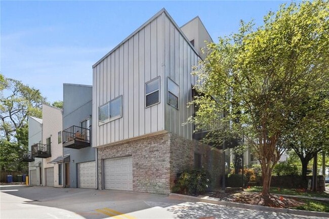 Building Photo - 110 Moreland Dr SE