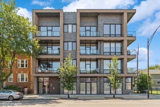 Foto del edificio - 2423 W Fullerton Ave