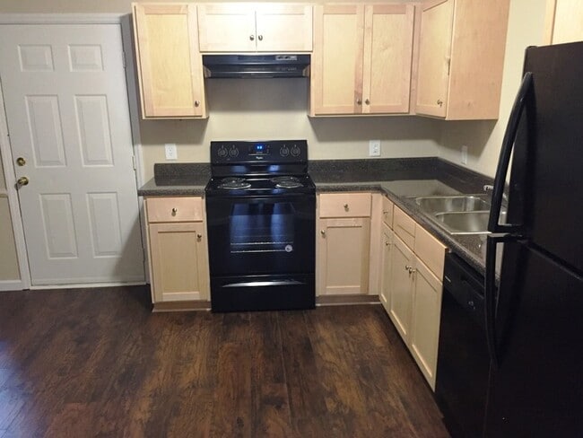 Building Photo - Charming townhouse convenient to downtown Concord!