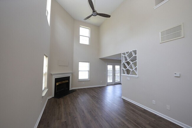 Foto del edificio - NW Raleigh Home w/ Fenced Backyard!