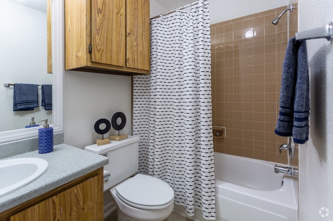 1 habitación, 1 baño - 631 pies cuadrados - Baño - Waters Edge Apartments