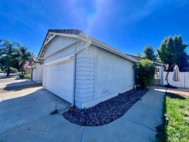 Foto del edificio - Upgraded 2 Bedroom Menifee home with a two car garage available for LEASE!