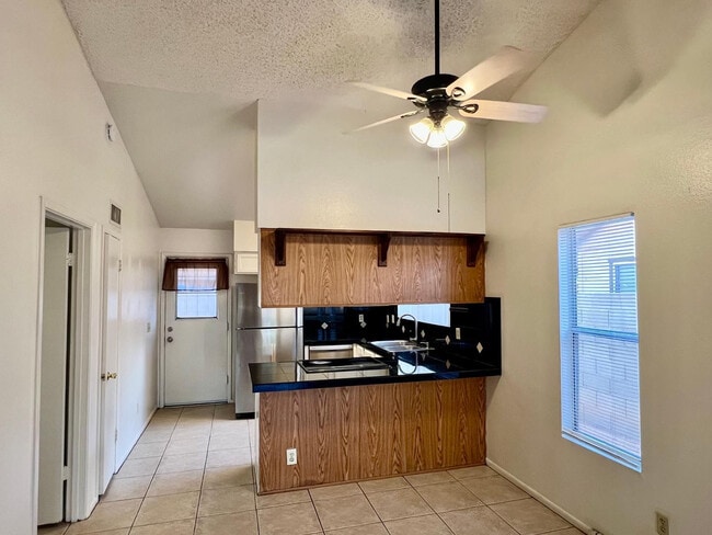 Building Photo - 953 W Emelita Cir