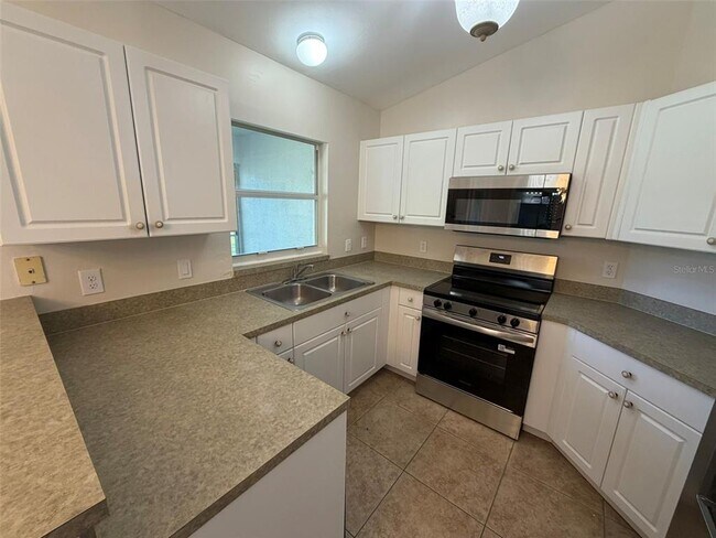 Foto del edificio - 8366 Glover Ave