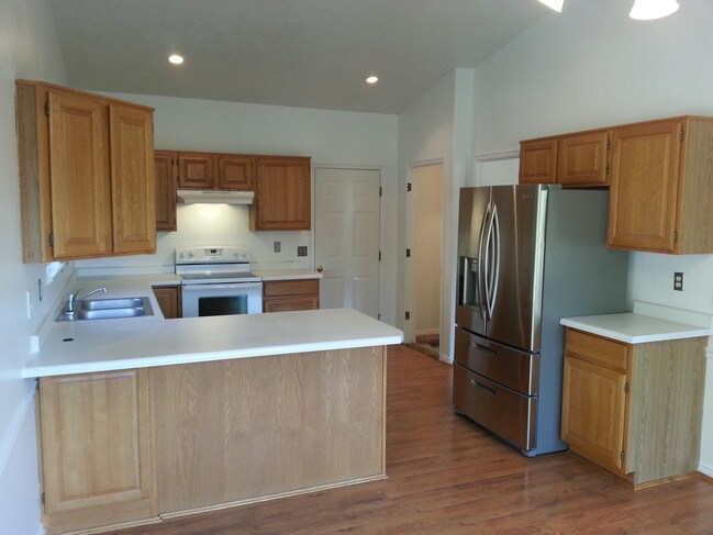 Building Photo - 739 E 400 S