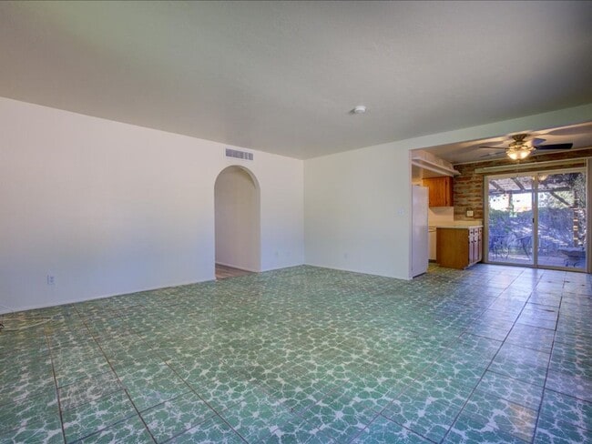 Building Photo - 3 Bedroom 2 Bathroom
