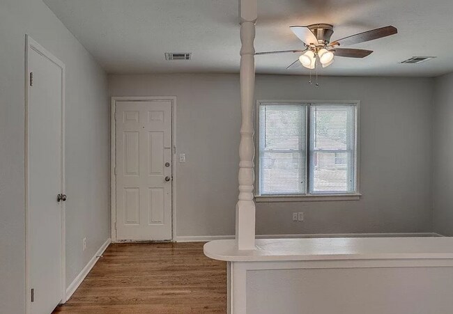 Building Photo - Charming 2 Bedroom Home Near Hwy 44 – Mode...