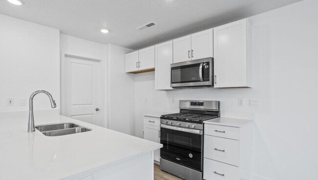 Building Photo - Available Now!! Long Valley Townhome!
