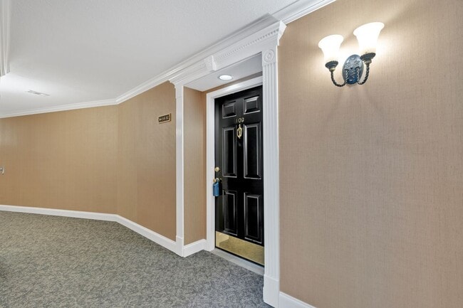 Building Photo - 25109 Plantation Dr NE