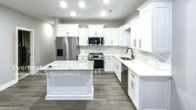 Building Photo - Charming 3-Bedroom Home with Modern Comfor...