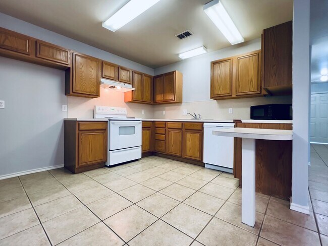 Building Photo - 306 N Chicago Ave