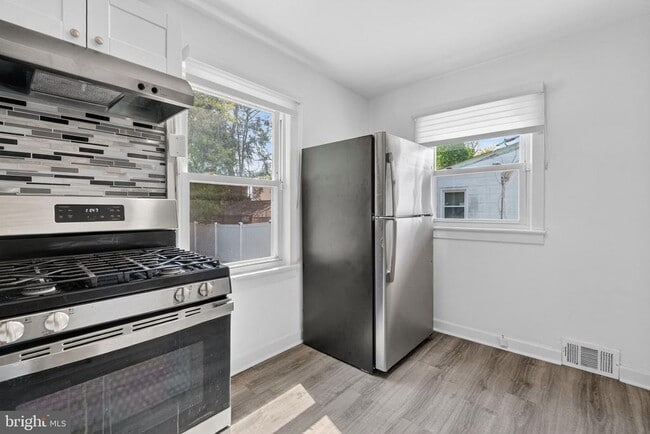 Building Photo - 5831 33rd Ave