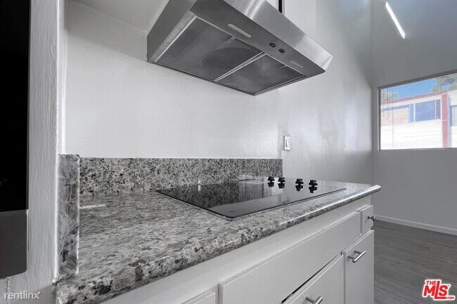 Foto del edificio - 2 br, 2 bath Condo - 5900 Canterbury Dr Ap...