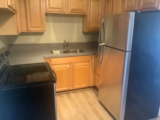 Building Photo - 555 S Royal Crest Cir