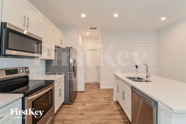 Building Photo - 1050 E Lombardy Dr