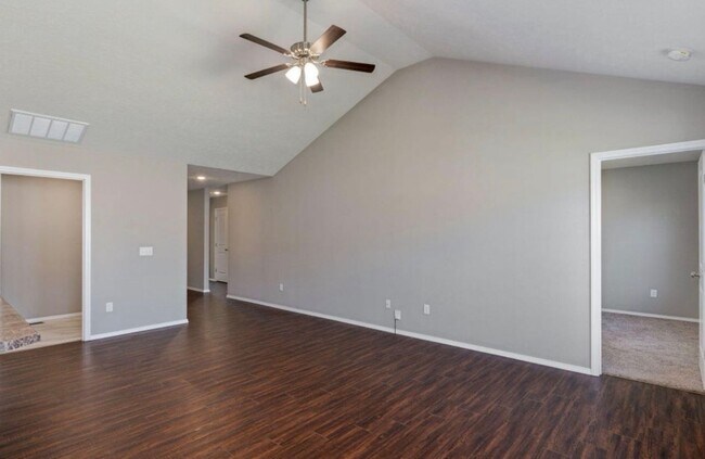 Foto del edificio - 4 Bedroom | 2 Bathroom | 3 Car Garage| Republic MO | Fenced Backyard!
