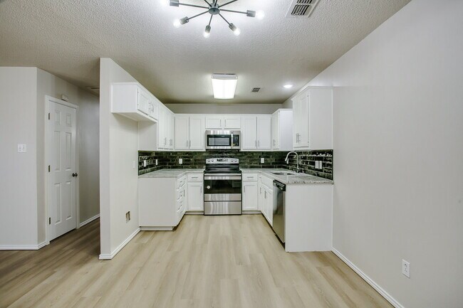 Building Photo - Freshly Updated 3/2/1 in Shadow Hills!