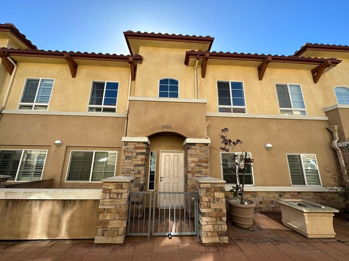 Foto principal - 5 BEDROOM HOME FOR LEASING IN West Covina
