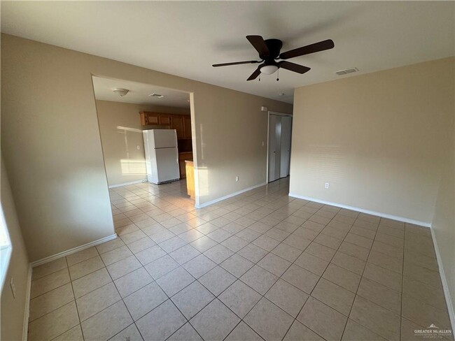 Building Photo - 8 Red Ants Dr