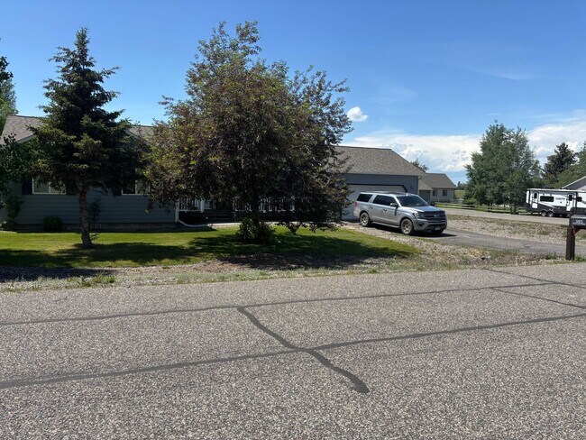 Foto del edificio - 3 bedroom single family home on large lot