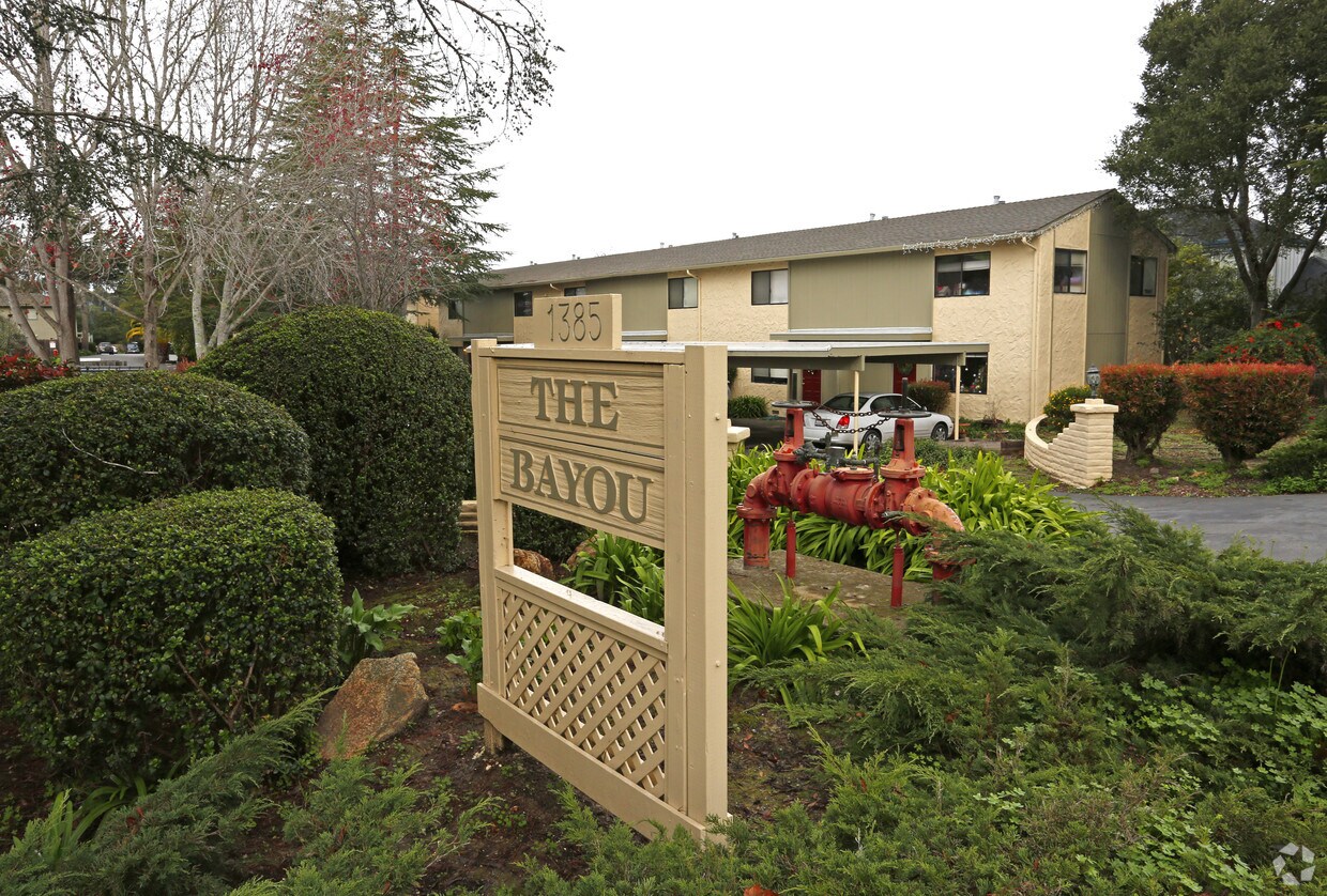 Foto del edificio - Bayou Townhouses