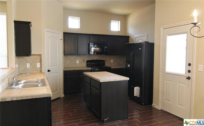 Foto del edificio - 622 Creekside Cir