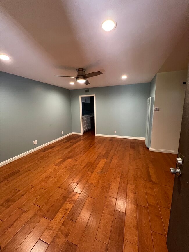 Living room - 2501 W Redondo Beach Blvd