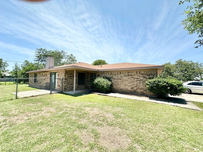 Foto del edificio - 708 Lisa Ln