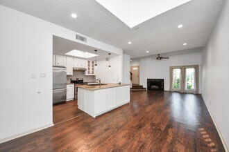Building Photo - 800 Country Pl Dr