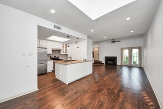 Building Photo - 800 Country Pl Dr