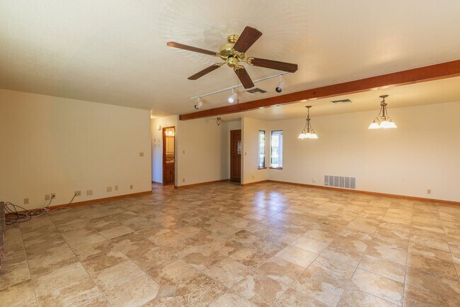 Building Photo - 3 bed, 2 bath home AVAILABLE NOW FOR RENT! $1,800/month.