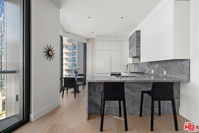 Foto del edificio - 211 Elm Ct