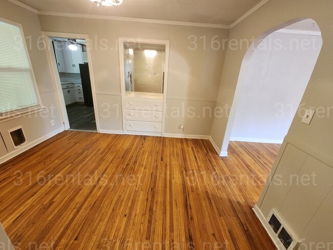 Building Photo - $975- 3 bedroom / 1 bathroom - Single Fami...