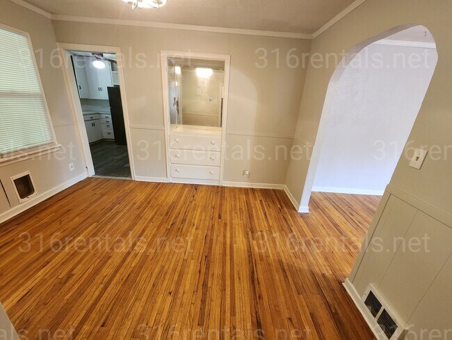 Foto del edificio - $975- 3 bedroom / 1 bathroom - Single Fami...