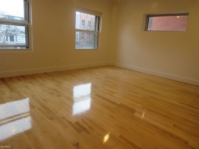 Building Photo - 184 Grand St