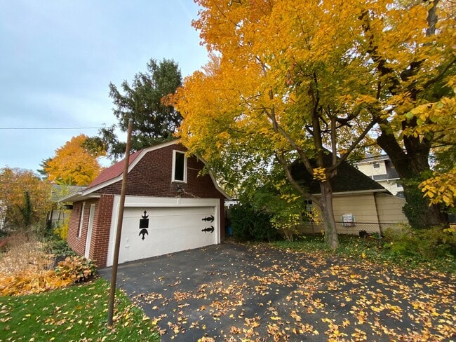 Building Photo - 2975 Claremont Rd