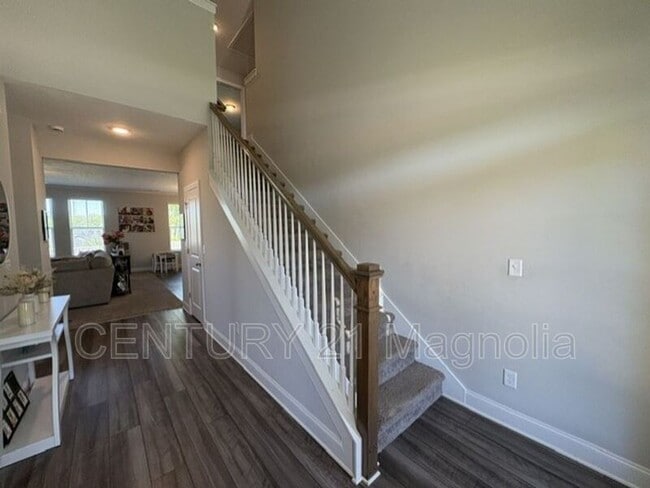 Building Photo - 560 Hampton Dr
