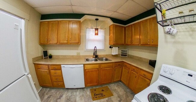 Building Photo - 3D Tour Available - 2 BLOCKS TO CAMPUS or AGGIEVILLE + Two Sets of Washers & Dryers + Two Kitchen...