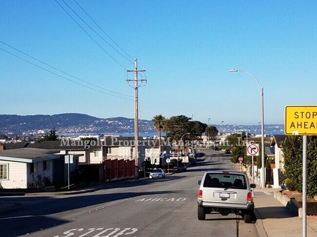 Building Photo - Great Home Located In Seaside Neighborhood...