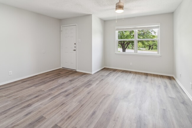 Espacio luminoso con suelo estilo madera - River Point