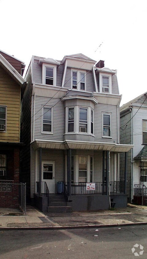 Building Photo - 151 Garside St