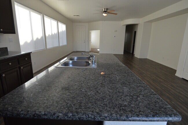 Foto del edificio - 3534 Tundra Swan St