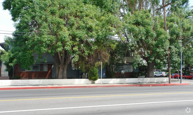 Foto del edificio - 6600 Woodman Ave