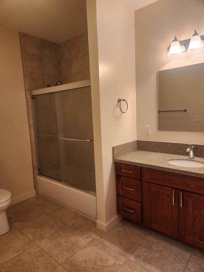 Hall bathroom - 99-819 Lalawai Dr