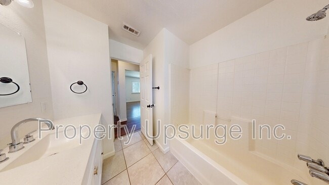 Building Photo - 945 De Moll Dr