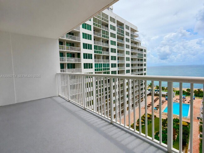Foto del edificio - 5401 Collins Ave